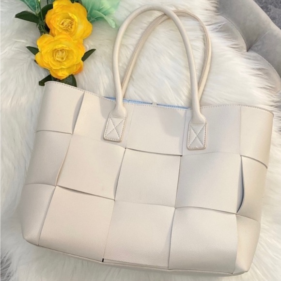 🔥Large Cream Woven Panel Shoulder Bag 
EUC OVER 60% OFF PRICE FIRM! - Picture 1 of 9